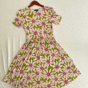 Super cute, mod summer dress. Very comfy + lightweight. One small blemish.